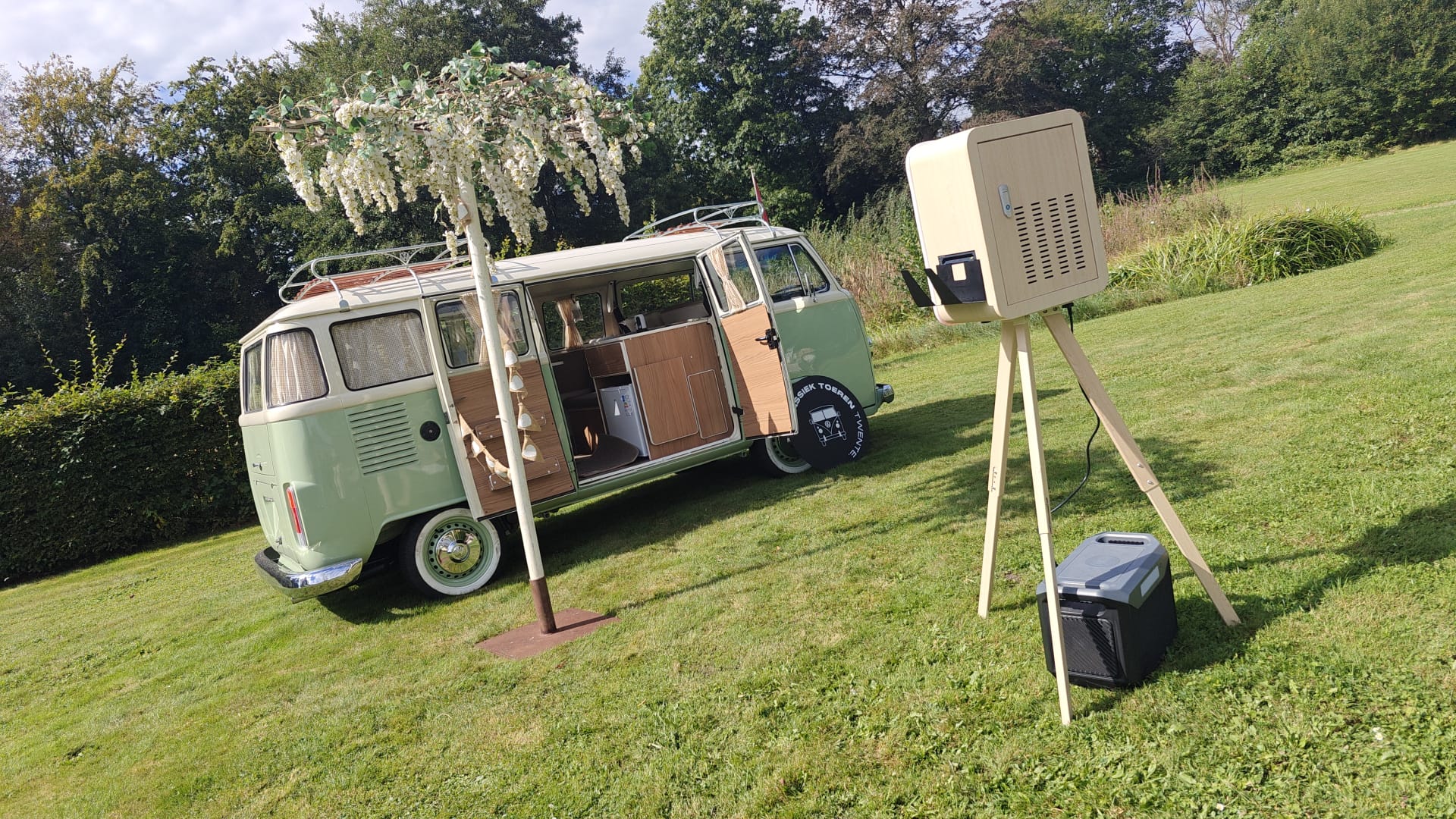 Onze prachtige vintage photobooth, gestationeerd in een klassieke Volkswagen T1 bus, voegt retro charme toe aan elk evenement.